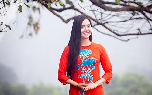 Lương Nguyệt Anh diện 4 bộ áo dài đón 8/3
