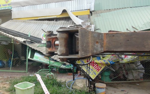 Xe cẩu hơn 50 tấn lật đè vào nhà dân