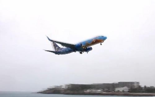 VIDEO: Thót tim Boeing 737 chở gần 200 người hạ cánh nhầm xuống biển