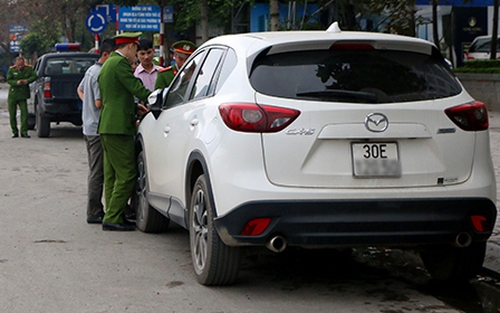 'Bí' chỗ đỗ, ô tô vẫn tràn lòng đường ngày 'tái thiết vỉa hè'