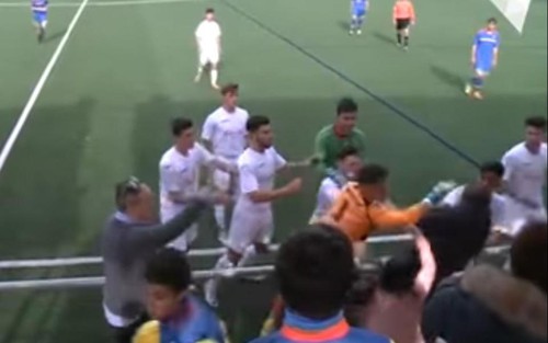KINH HOÀNG hơn cả V-League: Đánh trên sân chưa đủ, cầu thủ lao ra đường biên đánh CĐV