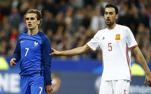 Busquets biến Griezmann, Kante thành 'gã hề' với tuyệt kĩ 'xoay compa'