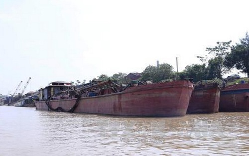 Bắt quả tang nhiều tàu khai thác cát trái phép trên sông Hồng