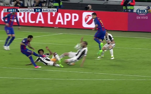 Barcelona đã bị tước oan một quả phạt đền?