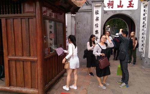 Quần soóc vào di tích: Cần cả chế tài lẫn áo choàng