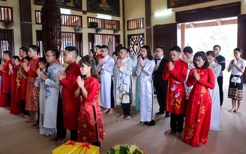 Chùm ảnh: 14 cặp đôi tại Hà Nội tổ chức lễ cưới tập thể nơi cửa Phật
