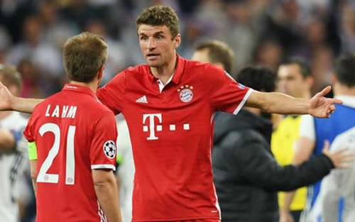 Thomas Mueller bức xúc vì '10 cầu thủ Bayern phải chống lại 14 người'