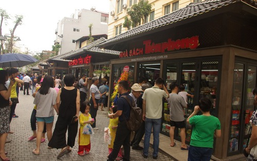 Phố sách Hà Nội tấp nập ngày khai trương
