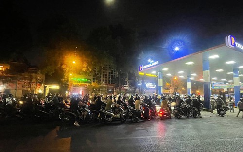 Giá xăng tăng hơn 1.100 đồng/lít; Một cuộc thi hoa hậu bị tố lừa đảo, bỏ rơi thí sinh