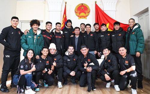Đại sứ đặc mệnh toàn quyền Việt Nam tại Mông Cổ gặp gỡ tuyển bóng rổ Việt Nam