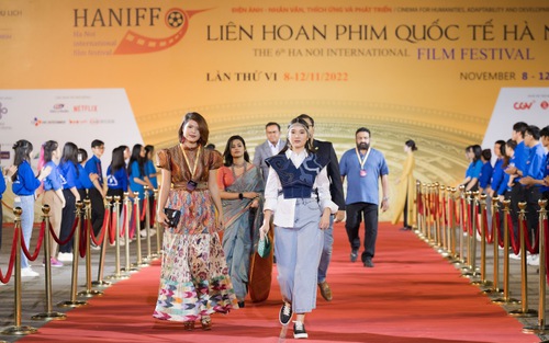 Dàn nghệ sĩ trên thảm đỏ Lễ bế mạc LHP Quốc tế Hà Nội 