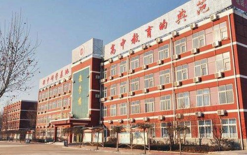 Bên trong trường ôn thi đại học khắc nghiệt bậc nhất thế giới: Học 15 tiếng/ngày, phải xây rào chắn để ngăn học sinh nhảy lầu