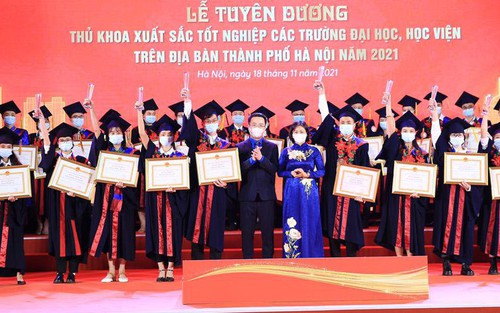 Hà Nội tuyên dương 98 thủ khoa xuất sắc