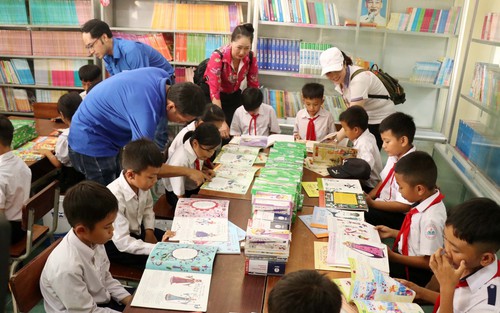 Tủ sách Đinh Hữu Dư đến với học sinh vùng khó khăn của Đắk Lắk