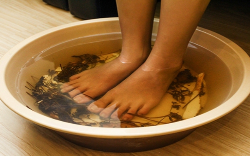 Ngâm chân với loại nước này trước khi đi ngủ không chỉ giúp khí huyết lưu thông, ngủ ngon hơn mà còn cải thiện được 3 vấn đề khác của cơ thể