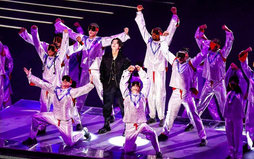 Jungkook (BTS) cháy hết mình trên sân khấu khai mạc World Cup 2022, dấu ấn lịch sử của Kpop đây rồi!