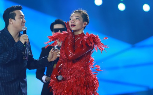 Diva Hà Trần mặt mũi "tèm lem" thấy thương khi lộ diện tại Ca sĩ mặt nạ