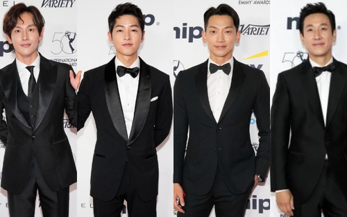 Thảm đỏ Emmy 2022: Song Joong Ki quá bảnh, Bi Rain - Im Si Wan lấn át dàn sao thế giới vì màn đọ chiều cao hài hước