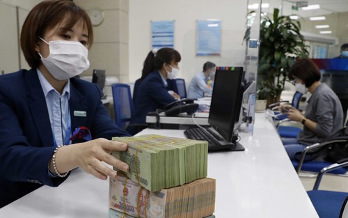 Lãi suất ngân hàng "đua" tăng, vượt 11%/năm