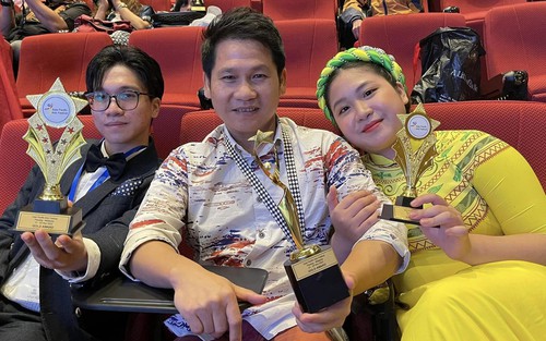 Ca sĩ Trọng Tấn xúc động khi hai con đạt giải Vàng quốc tế