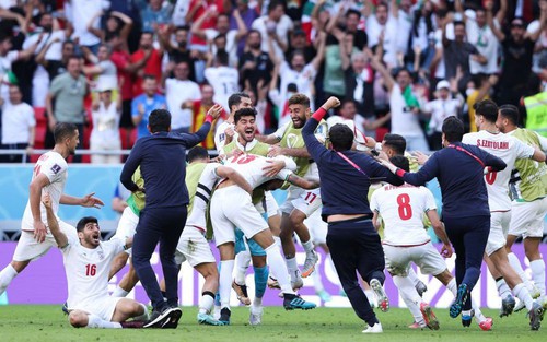 Tuyển Iran "nổ tung" cảm xúc sau chiến thắng nghẹt thở ở World Cup 2022