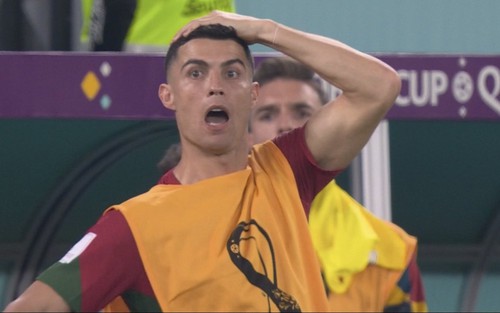 Ronaldo hốt hoảng vì thủ môn Bồ Đào Nha suýt bị "ăn cắp trứng gà" ở phút bù giờ cuối
