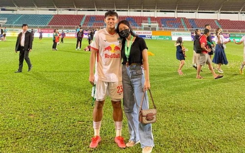 Hậu vệ HAGL công khai tình mới trước khi lên tuyển
