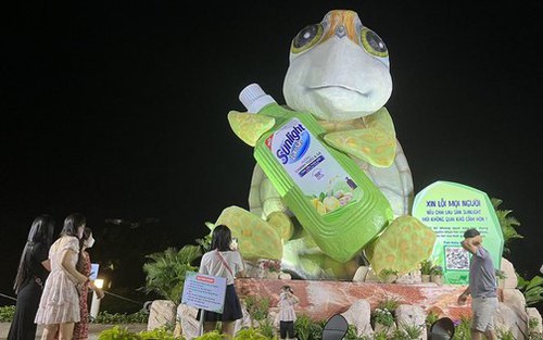 Xuất hiện sinh vật biển khổng lồ đọ độ hot với chú vịt vàng tại Hồ Bán Nguyệt