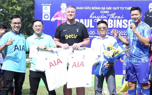 Huyền thoại đội tuyển Anh Paul Robinson ấm áp khi đến Việt Nam