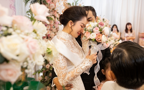 Khánh Thi bật khóc nói yêu Phan Hiển trong lễ ăn hỏi giữa "vườn cổ tích"