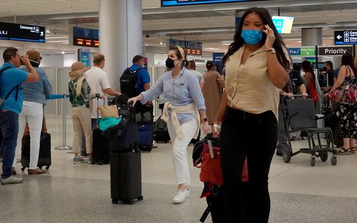Mỹ khuyến cáo người dân đeo khẩu trang trở lại