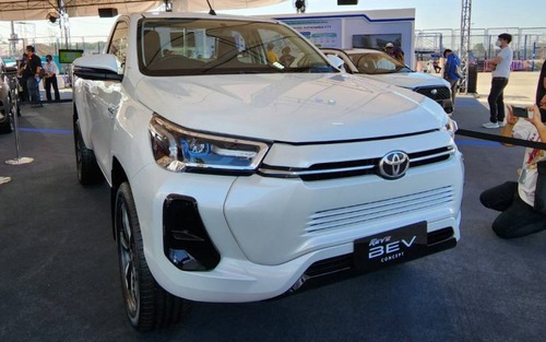Chi tiết Toyota Hilux BEV: Bản thương mại ra mắt năm sau, đi trước Ford Ranger một bước