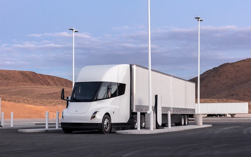 Tài xế kỳ cựu phàn nàn về Tesla Semi: Buồng lái phù hợp với siêu xe hơn là xe tải