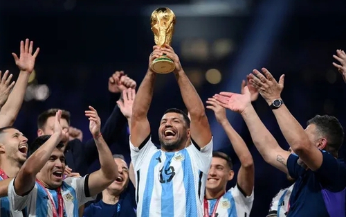 Streamer 'số hưởng' nhất gọi tên Aguero: Nâng cúp vàng World Cup, ngủ cùng Messi trước chung kết