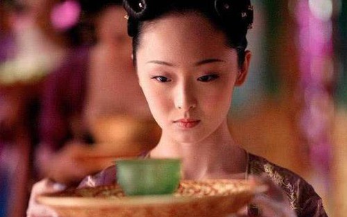 Mỗi sáng cung nữ tranh nhau làm một việc cho Hoàng đế bất chấp nguy hiểm tính mạng, nếu trót lọt thì 'một bước lên mây'