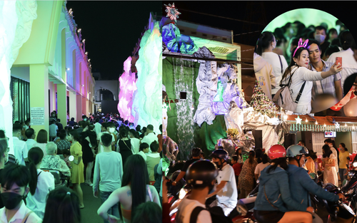 TP.HCM: Giới trẻ đổ xô ra đường đi chơi Noel đông đúc tại trung tâm quận 1 và khu xóm đạo quận 8
