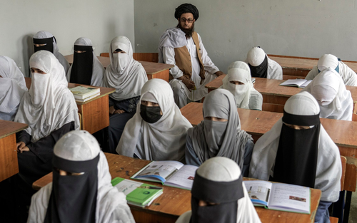 Lệnh cấm nữ giới học đại học ở Afghanistan: Có người mất 3 năm thuyết phục cha cho đi học nhưng giờ cánh cửa đóng sập trước mắt