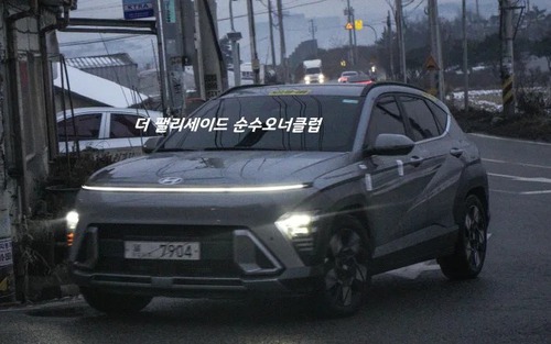 Hyundai Kona 2023 lần đầu được bắt gặp trên đường: Đèn hậu buổi tối dễ liên tưởng tới Porsche