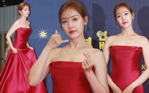 "Nữ thần đẹp nhất Kpop" lần đầu lộ diện sau ồn ào với bạn trai Park Min Young, đẹp lộng lẫy vẫn lộ điểm trừ giữa thảm đỏ