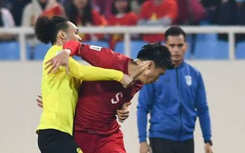 Dân mạng chỉ trích Đoàn Văn Hậu vì lối chơi có phần bạo lực