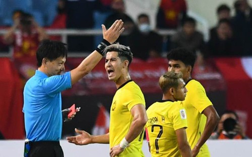 Thực hư thông tin trọng tài Nhật Bản thỉnh cầu CĐV Malaysia đừng làm phiền sau trận đấu tại AFF Cup