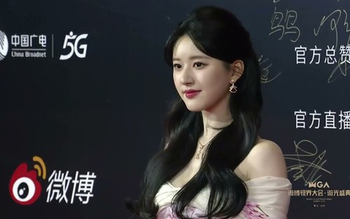 Để trợ lý quỳ xuống cởi giày, Triệu Lộ Tư bị tố mắc 'bệnh ngôi sao'
