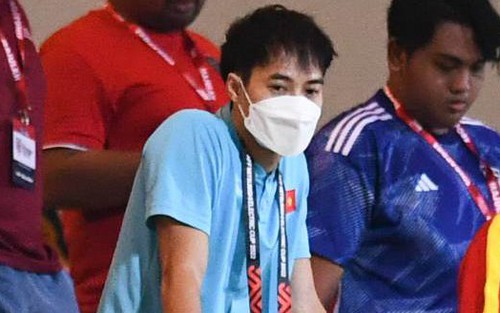Nhận án treo giò, Văn Toàn lặng lẽ trên khán đài cổ vũ tuyển Việt Nam
