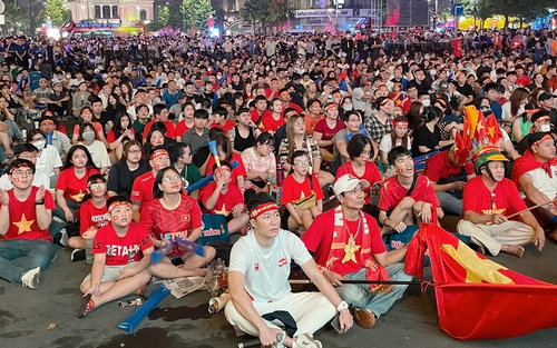 Hàng nghìn người TP.HCM đổ về Phố đi bộ Nguyễn Huệ cổ vũ đội tuyển Việt Nam trong trận hòa đáng tiếc với Singapore