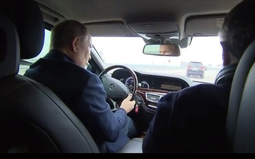 Hình ảnh ông Putin lái xe qua cây cầu Crimea