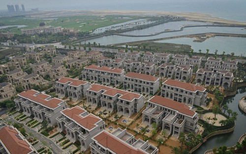 Bên trong đại đô thị với hàng trăm biệt thự trị giá chục tỷ, xa hoa tiện ích đủ cả nhưng lại hoang vắng chẳng một bóng người