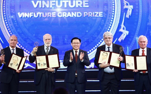 Chân dung những cha đẻ Internet, có người được xem là hình mẫu Kiến trúc sư trong phim Ma trận