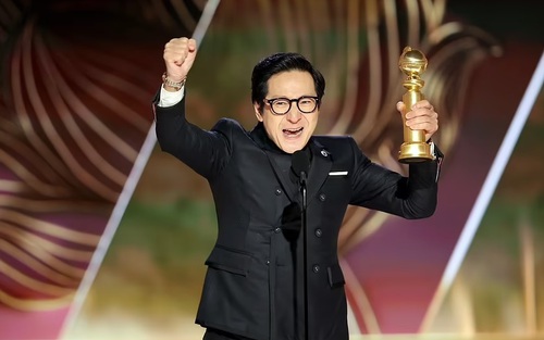 Diễn viên gốc Á bị sốc khi đánh bại Brad Pitt tại Quả cầu vàng 2023