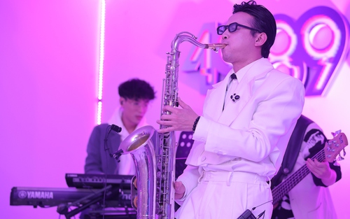 Nghệ sĩ Tùng S.A.X gây ấn tượng với album đầu tay ‘1989 Saxophone’