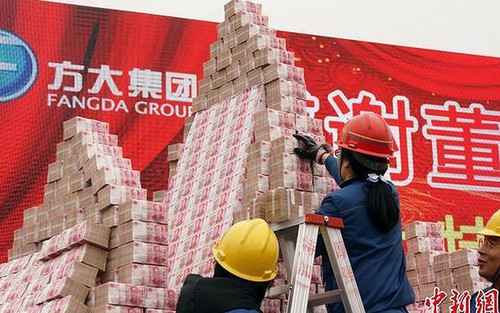 Muôn kiểu thưởng Tết 'độc lạ Trung Quốc'